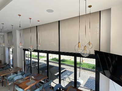 Vendosja e perdeve roller ne restorant Vendosja e perdeve roller ne restorant